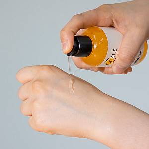 Farmstay Citrus Yuja Vitalizing Serum - Ενυδατικός και προστατευτικός ορός για όλους τους τύπους δέρματος sibling Yuzu - 100ml
