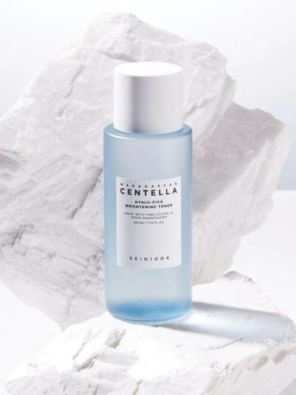 Skin1004 Madagascar Centella Hyalu-Cica Brightening Toner – Απολεπιστικό κ ενυδατικό τονερ σε 1 - 210 ml